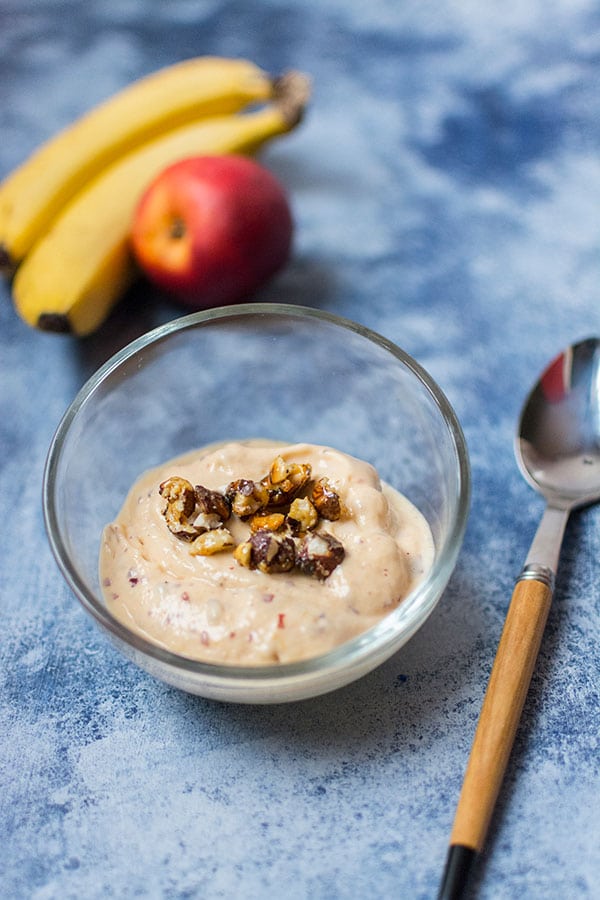 Recette de lassi glacé à la banane et nectarine, avec des noisettes caramélisées !