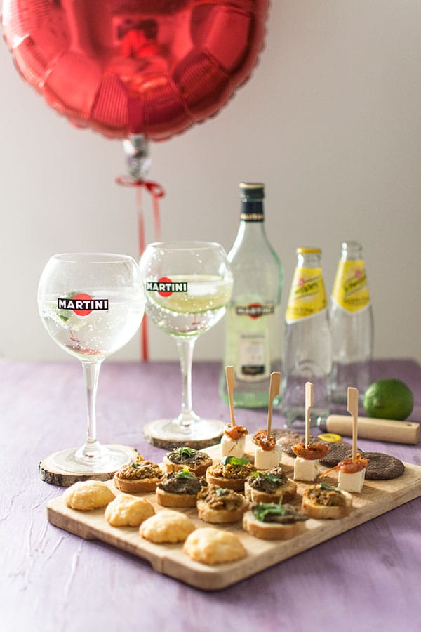 Recette de Cocktail Martini Tonic et sablés au parmesan, recette facile de cocktail idéal en été et aux saveurs amères irrésistibles.