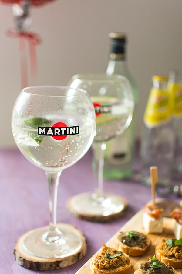 Recette de Cocktail Martini Tonic et sablés au parmesan, recette facile de cocktail idéal en été et aux saveurs amères irrésistibles.