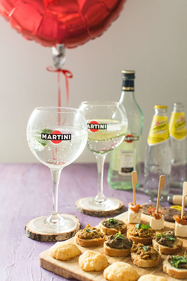 Recette de Cocktail Martini Tonic et sablés au parmesan, recette facile de cocktail idéal en été et aux saveurs amères irrésistibles.