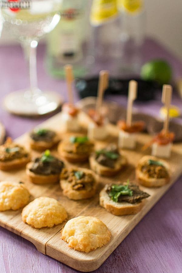 Recette de Cocktail Martini Tonic et sablés au parmesan, recette facile de cocktail idéal en été et aux saveurs amères irrésistibles.