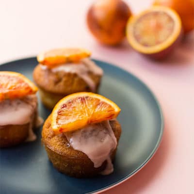 Recette de Muffins moelleux à l'orange sanguine, recette facile avec des oranges sanguines, un cake moelleux et très mignon en version muffin !