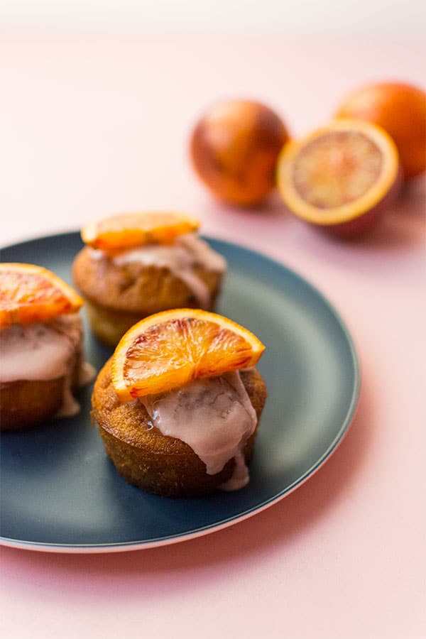 Recette de Muffins moelleux à l'orange sanguine, recette facile avec des oranges sanguines, un cake moelleux et très mignon en version muffin !