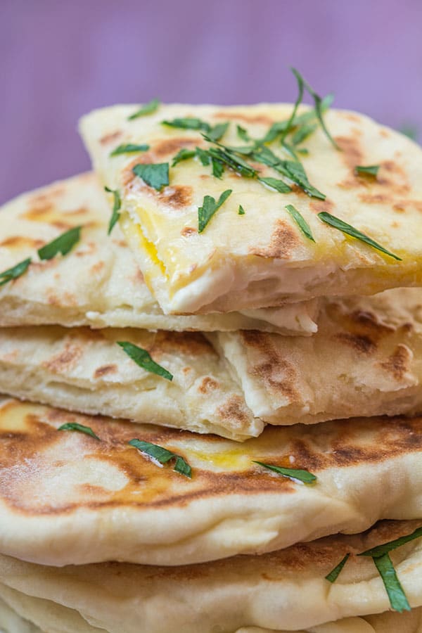 Recette facile de Naans fromage (cheese naan), recette des pains indiens, idéal en accompagnement de curry !