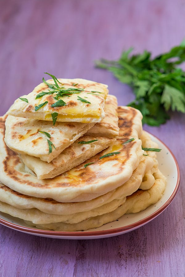 Recette facile de Naans fromage (cheese naan), recette des pains indiens, idéal en accompagnement de curry !