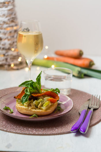 Recette de Tartine briochée à la fondue de poireaux, carottes au cumin, châtaignes et mâche