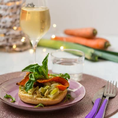 Recette de Tartine briochée à la fondue de poireaux, carottes au cumin, châtaignes et mâche