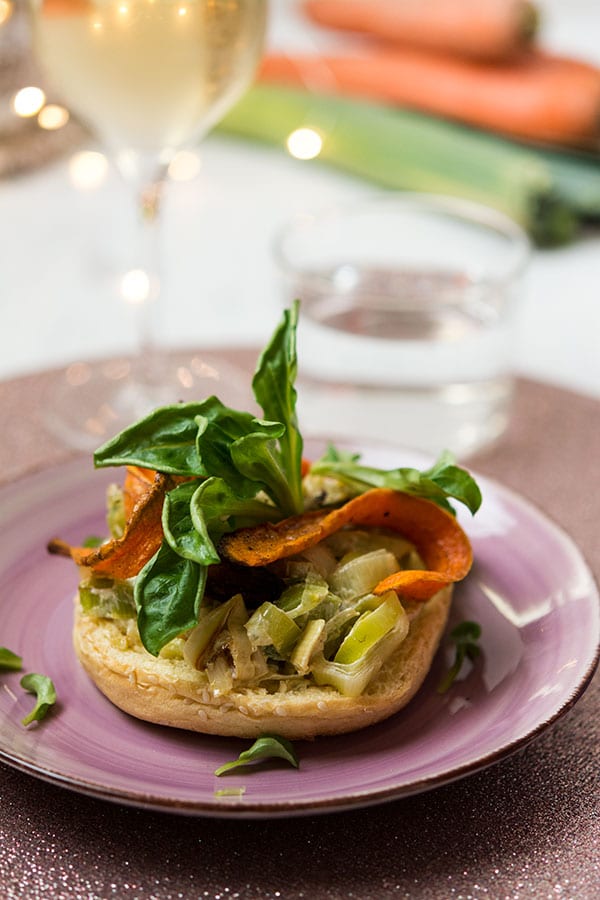 Recette de Tartine briochée à la fondue de poireaux, carottes au cumin, châtaignes et mâche