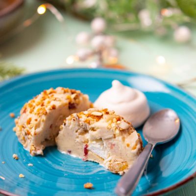 Recette de Noël végétarien : Glaces "Mystère" au Kirsch. Recette facile de crème glacée vanille maison, avec du kirsch, des meringues et faire du pralin maison !