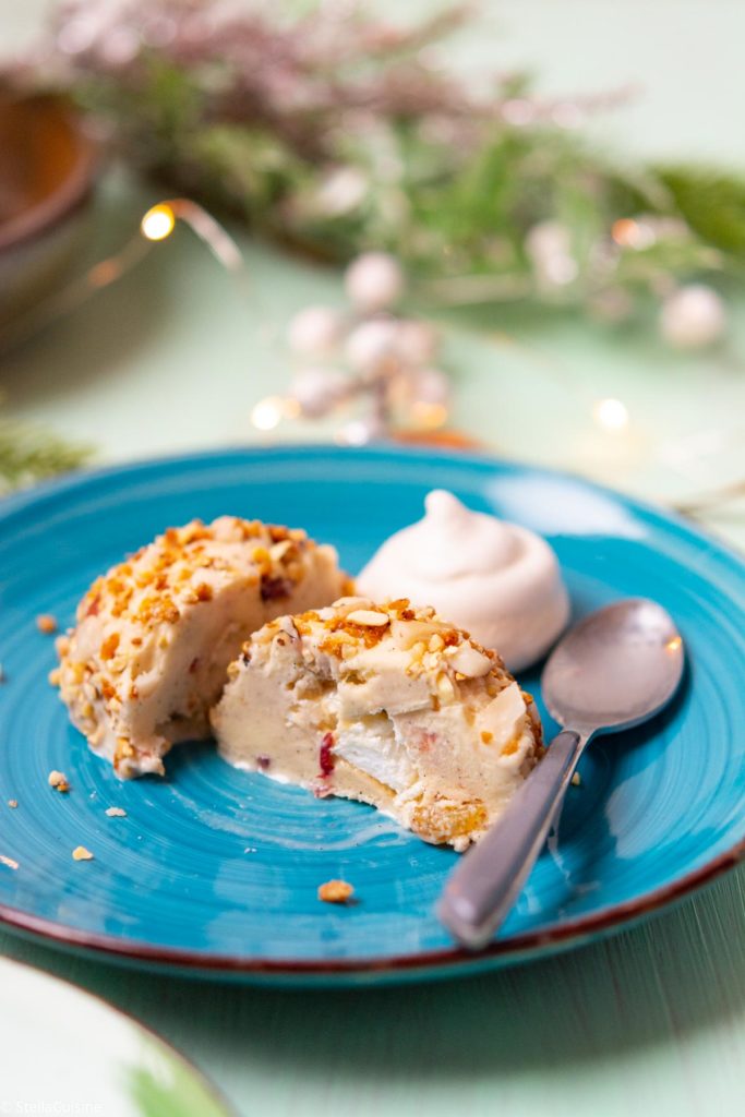 Recette de Noël végétarien : Glaces "Mystère" au Kirsch. Recette facile de crème glacée vanille maison, avec du kirsch, des meringues et faire du pralin maison !