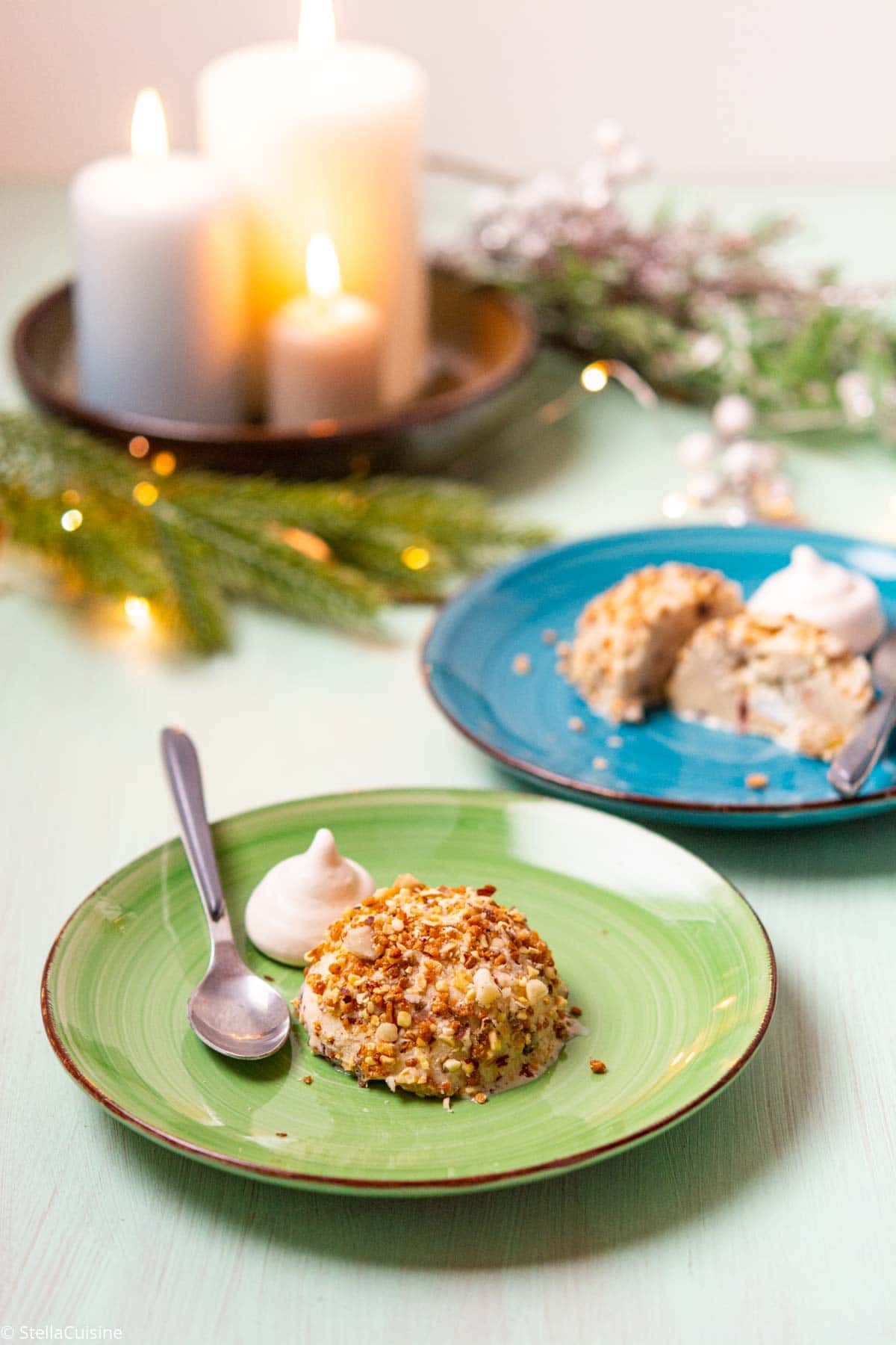 Recette de Noël végétarien : Glaces "Mystère" au Kirsch. Recette facile de crème glacée vanille maison, avec du kirsch, des meringues et faire du pralin maison !