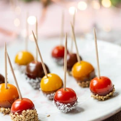 Recette de Noël végétarien : tomates cerises d'amour. Des tomates cerises qui font penser à des boules de Noël. Idéal pour un apéritif express !