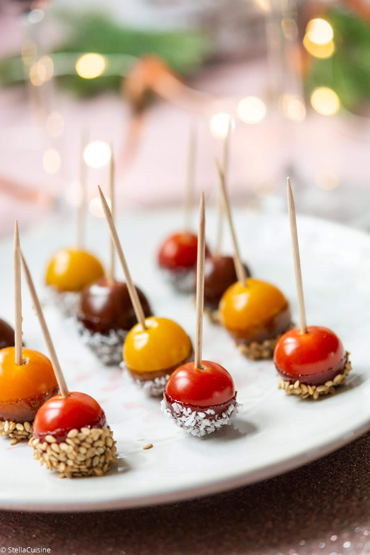 Recette de Noël végétarien : tomates cerises d'amour. Des tomates cerises qui font penser à des boules de Noël. Idéal pour un apéritif express !