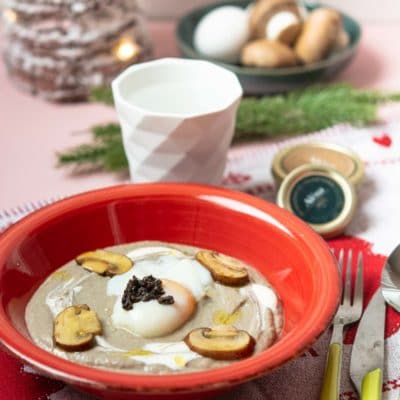 Recette de Noël végétarien : velouté de champignons, œuf parfait à la truffe noire. Recette avec les suprêmes de truffe Aléna. Tout savoir sur la cuisson de l'oeuf parfait.