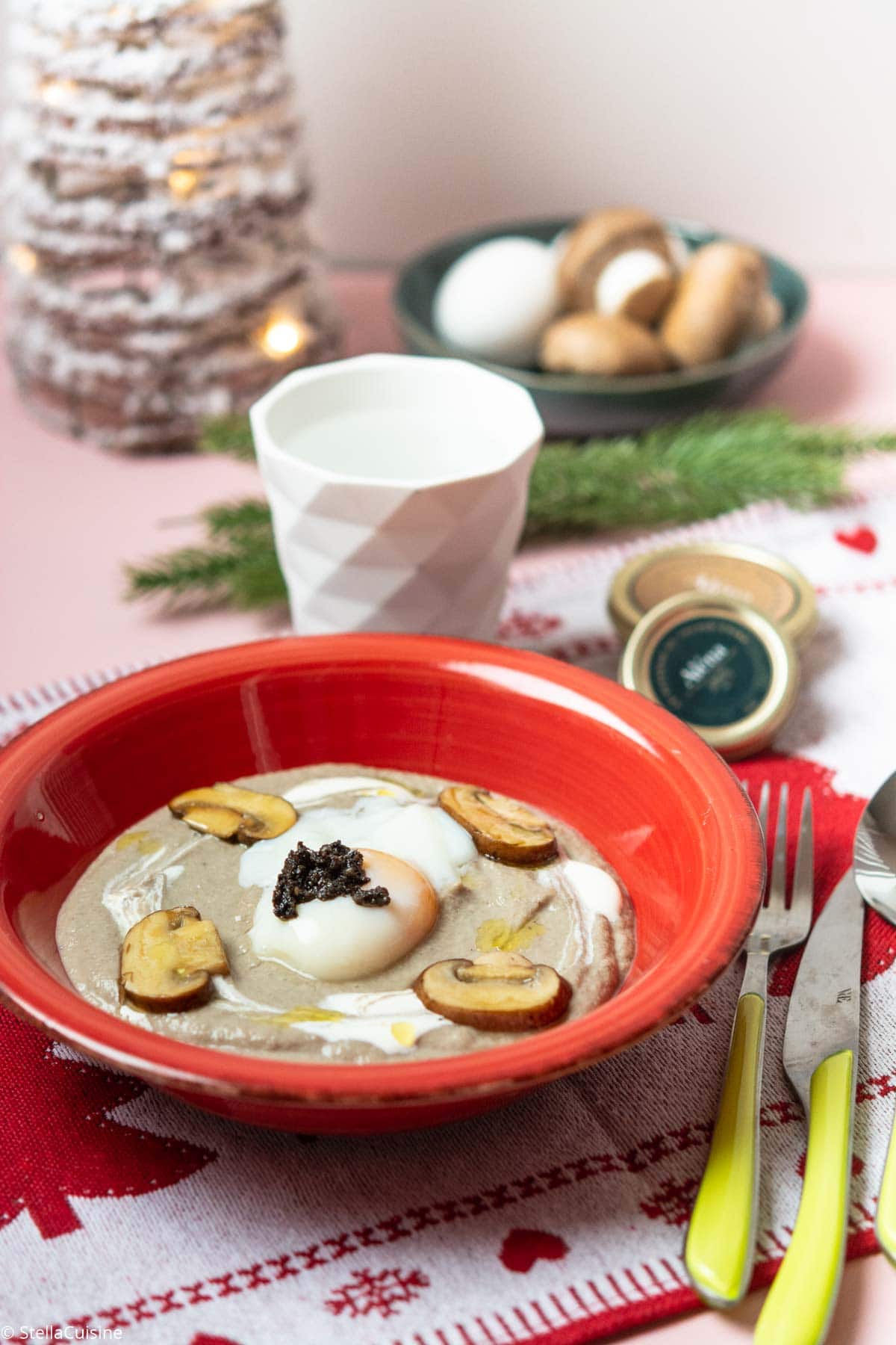 Recette de Noël végétarien : velouté de champignons, œuf parfait à la truffe noire. Recette avec les suprêmes de truffe Aléna. Tout savoir sur la cuisson de l'oeuf parfait.