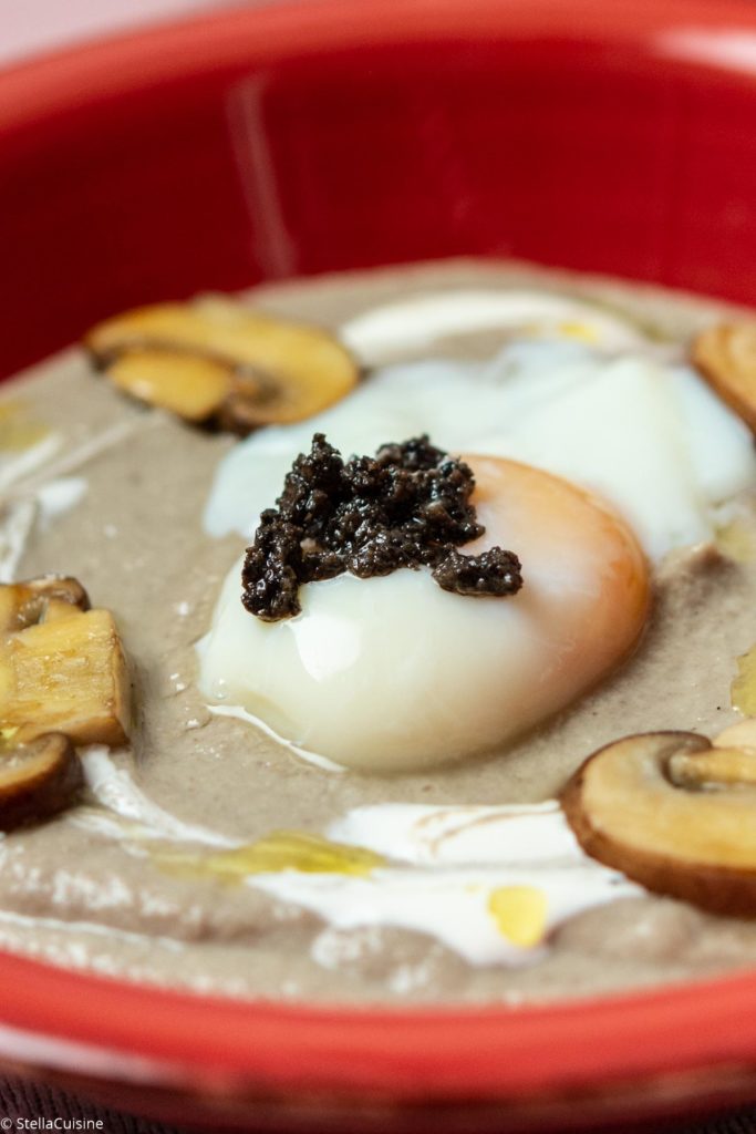Recette de Noël végétarien : velouté de champignons, œuf parfait à la truffe noire. Recette avec les suprêmes de truffe Aléna. Tout savoir sur la cuisson de l'oeuf parfait.