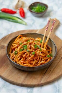 Recette de Nouilles udon épicées à la coréenne (gochujang noodles)