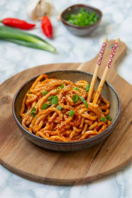 Recette de Nouilles udon épicées à la coréenne (gochujang noodles)