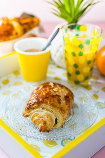 Recette de Pains au chocolat (idéal petit-déjeuner ou brunch), viennoiserie pain au chocolat ou chocolatine, à base de pâte levée feuilletée. Pain au chocolat fait maison simple et rapide !