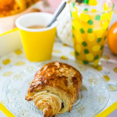 Recette de Pains au chocolat (idéal petit-déjeuner ou brunch), viennoiserie pain au chocolat ou chocolatine, à base de pâte levée feuilletée. Pain au chocolat fait maison simple et rapide !