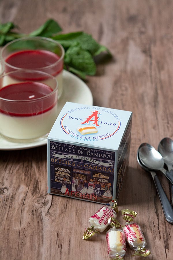 Recette de Panna cotta aux bêtises de Cambrai, coulis de fruits rouges