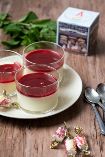 Recette de Panna cotta aux bêtises de Cambrai, coulis de fruits rouges