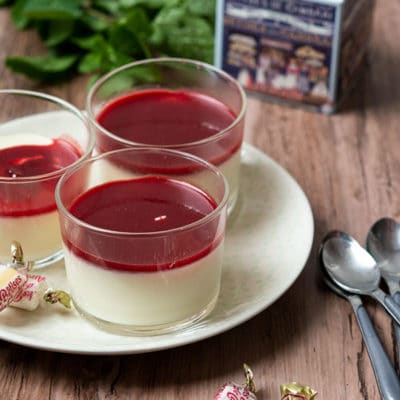 Recette de Panna cotta aux bêtises de Cambrai, coulis de fruits rouges