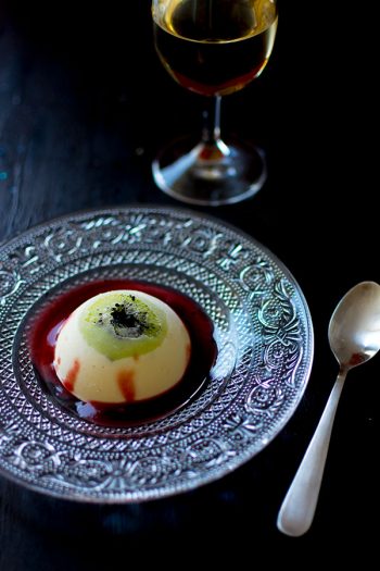 Recette de Panna cotta coco, chocolat blanc, kiwi et fruits rouges pour Halloween, recette facile de dessert pour Halloween !