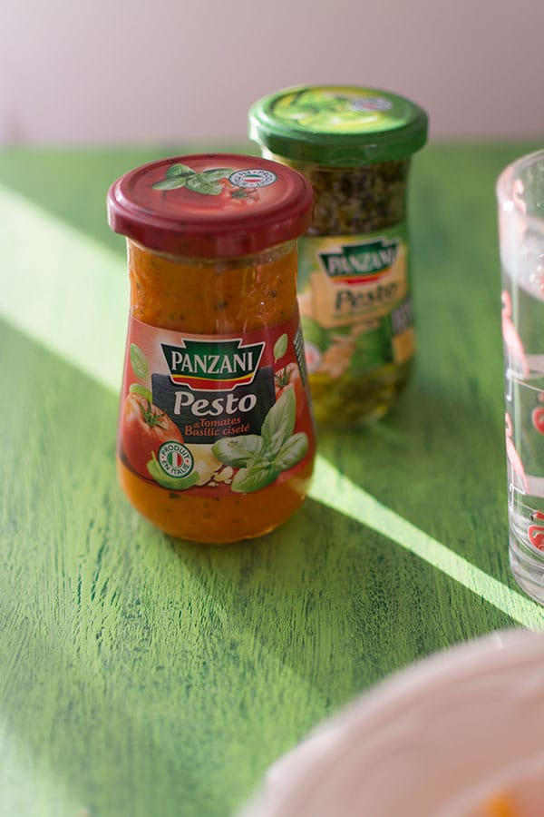 Recette de Pâtes sauce Pesto Rosso, caviar d'aubergines, courgettes, chèvre et noix, délicieux plat de pâtes avec la sauce Panzani.