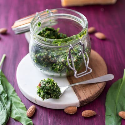 Recette de Pesto à l'ail des ours, recette facile et rapide de pesto avec l'ail sauvage des bois, appelé ail des ours. Une feuille très savoureuse et piquante au bon goût d'ail !