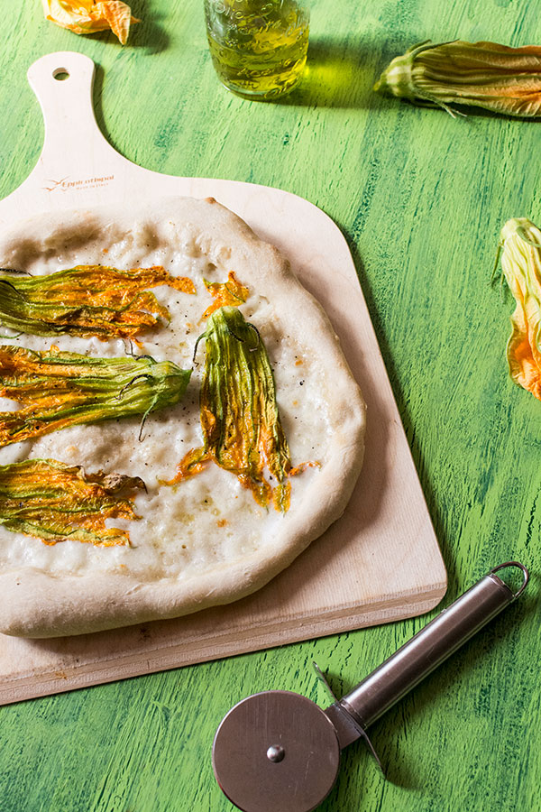 Recette de Pizza blanche à la mozzarella et fleurs de courgette, recette facile et rapide de pizza et pâte à pizza !