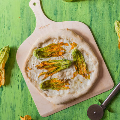 Recette de Pizza blanche à la mozzarella et fleurs de courgette, recette facile et rapide de pizza et pâte à pizza !