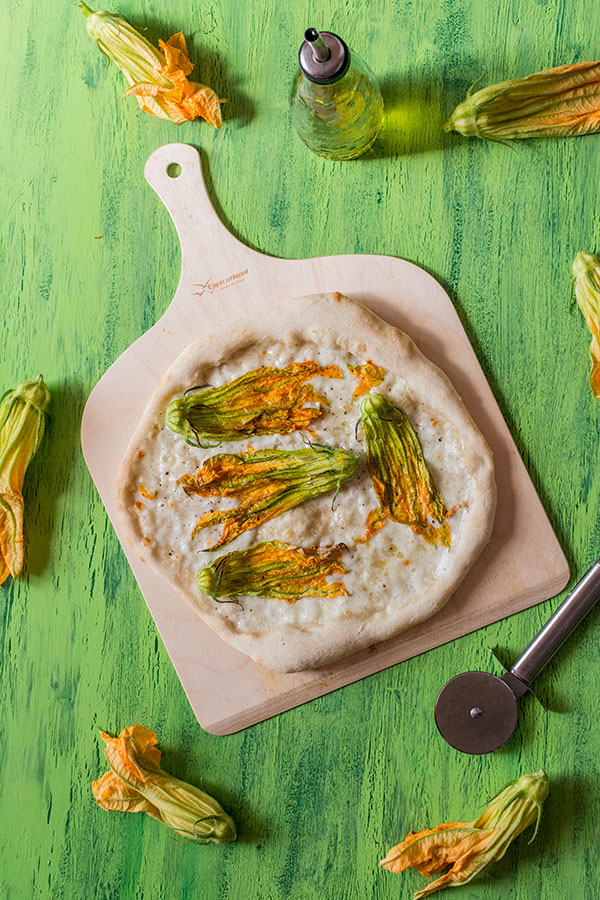 Recette de Pizza blanche à la mozzarella et fleurs de courgette, recette facile et rapide de pizza et pâte à pizza !