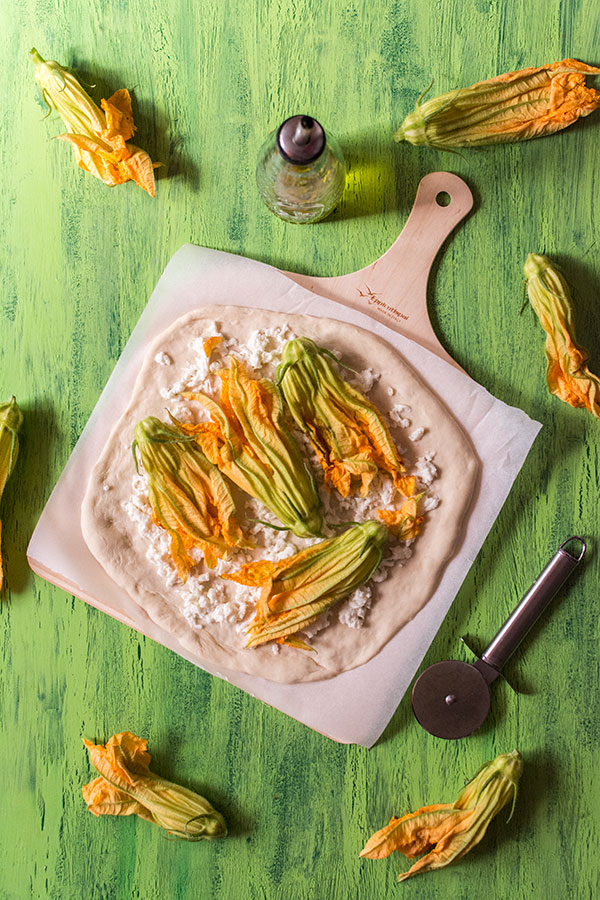 Recette de Pizza blanche à la mozzarella et fleurs de courgette, recette facile et rapide de pizza et pâte à pizza !