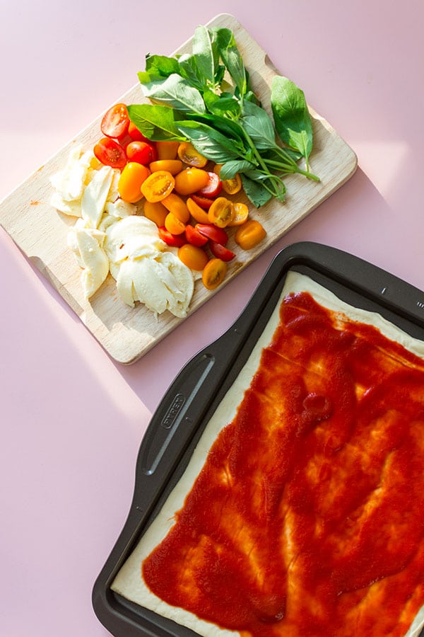 Recette de Pizza toute simple, tomates, mozzarella, poivrons grillés, avec la plaque à pizza Pyrex Asimetria