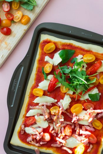 Recette de Pizza toute simple, tomates, mozzarella, poivrons grillés, avec la plaque à pizza Pyrex Asimetria