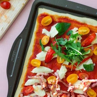 Recette de Pizza toute simple, tomates, mozzarella, poivrons grillés, avec la plaque à pizza Pyrex Asimetria