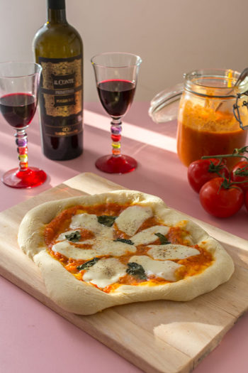 Recette de Pizza margherita (cuisson sur pierre), recette facile de pizza margharita en cuisson sur pierre réfractaire à la maison ! Très simple !
