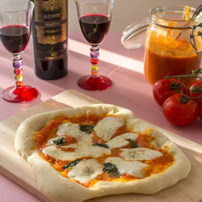 Recette de Pizza margherita (cuisson sur pierre), recette facile de pizza margharita en cuisson sur pierre réfractaire à la maison ! Très simple !