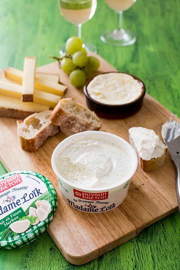 Un plateau de fromage savoureux avec Madame Loïk Ail et Fines Herbes