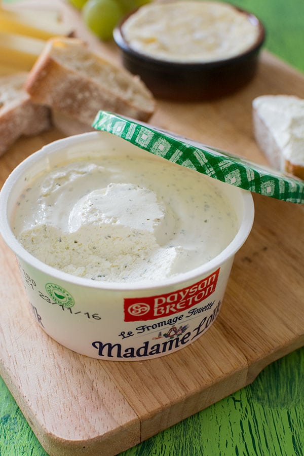 Un plateau de fromage savoureux avec Madame Loïk Ail et Fines Herbes