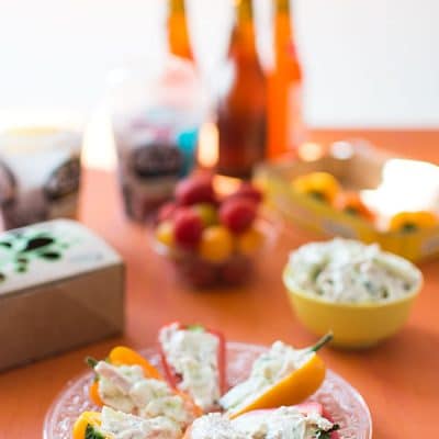 Recette de Mini poivrons farcis au fromage frais, concombre et poulet avec les produits Sa veol, idéal pour un apéritif sain et savoureux.