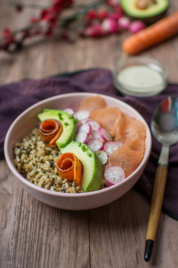 Recette de poke bowl riz, poulet, légumes, sauce sésame avec Dégustabox