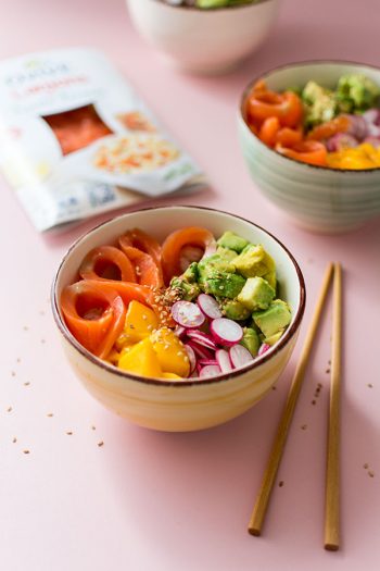 Recette de Poke Bowl à la truite fumée, mangue et avocat