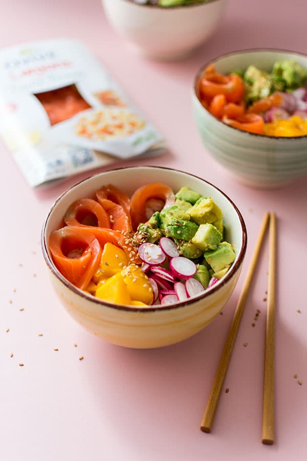 Recette de Poke Bowl à la truite fumée, mangue et avocat