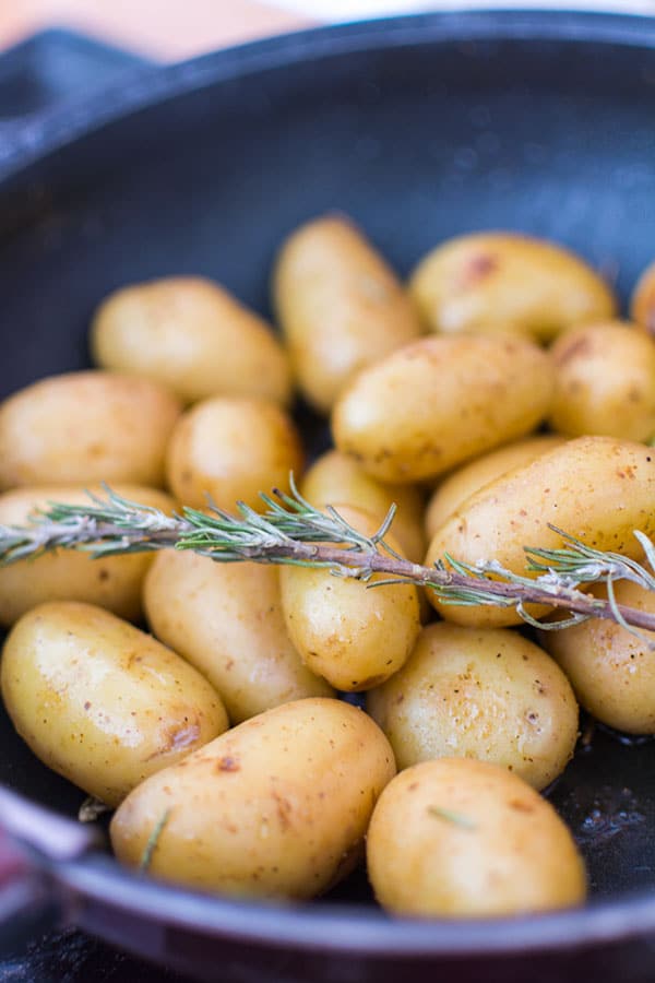 Recette de Pommes de terre primeur à la tapenade pour l'apéritif, recette facile et rapide de pommes de terre et de tapenade végétarienne !