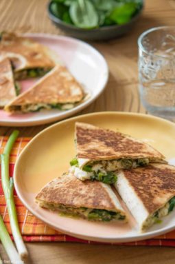 Recette de Quesadillas aux pousses d’oignons, mozzarella, pesto et épinards