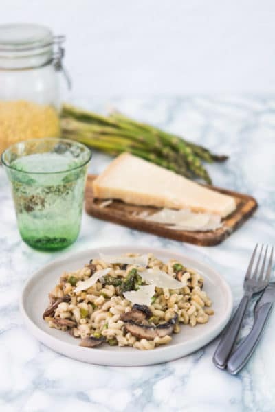 Recette de Risotto de coquillettes aux asperges vertes, champignons et parmesan