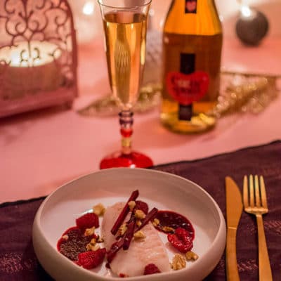 Recette de Cabillaud basse température, sauce aux betteraves, framboises, noix. Une recette facile et savoureuse pour la St-Valentin !