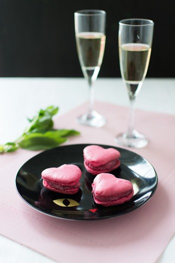 Recette de Saint-Valentin : Macarons salés chèvre betterave avec la feuille Mastrad pour les macarons en forme de coeur !